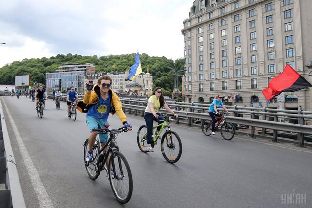 Велодень: сотні велосипедистів проїхалися колоною столицею 12