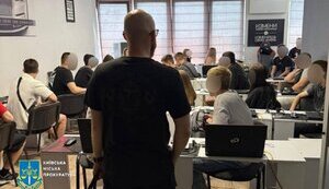 Портрети Путіна, подяки від ФСБ, символіка РФ: у Києві ліквідовано масштабну мережу шахрайських call-центрів. ФОТОрепортаж