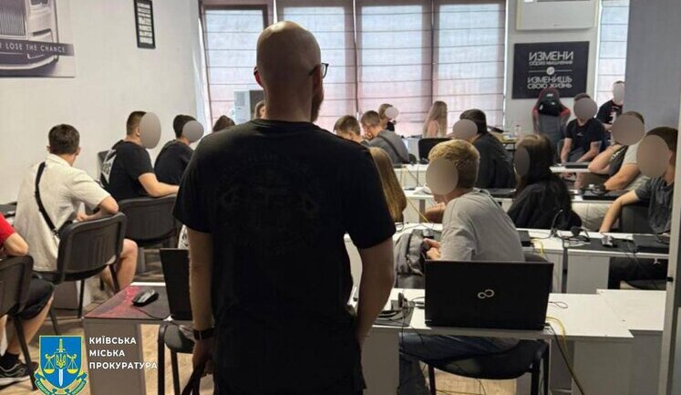 Портрети Путіна, подяки від ФСБ, символіка РФ: у Києві ліквідовано масштабну мережу шахрайських call-центрів. ФОТОрепортаж
