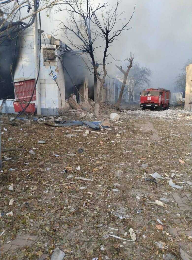 Ночью одна из российских авиабомб, которые оккупанты сбрасывали на правый берег Херсонщины, упала в оккупированной Каховке 02