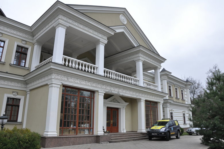 Штаб військових медиків Першого добровольчого мобільного шпиталю в маєтку Пінчука 18