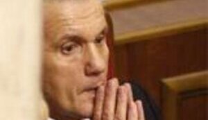 Эмоции и молитвы Литвина во время голосования и букет и поцелуй от Тимошенко. ФОТОрепортаж.