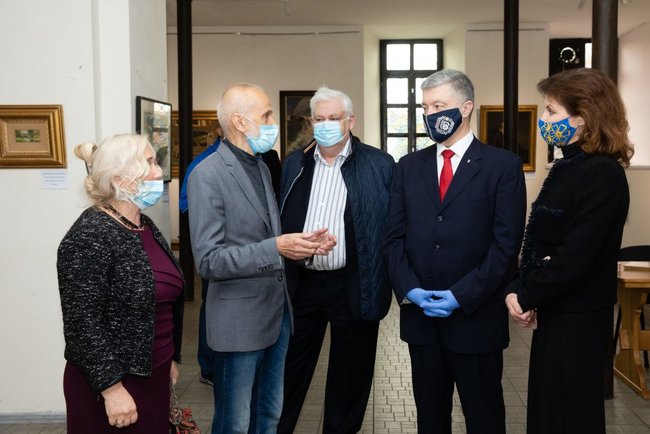 Порошенко открыл в Музее Гончара выставку 43 картин из семейной коллекции, из-за которых его вызвали в ГБР: Пытались оболгать меня в своих видосиках - у вас не получилось 07