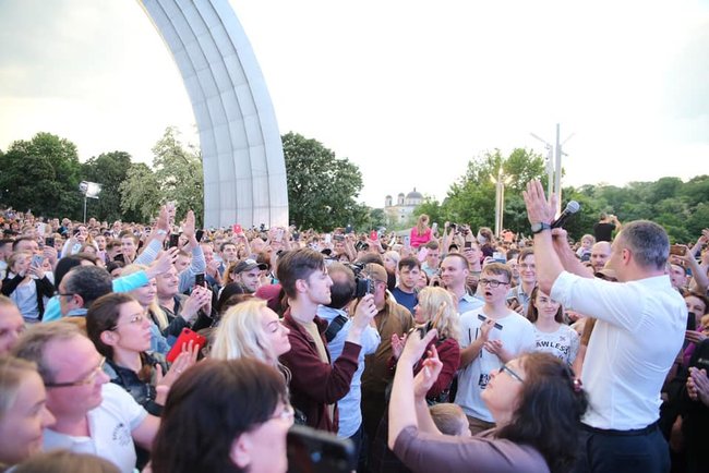 Пішохідно-велосипедний міст відкрито в центрі Києва 03