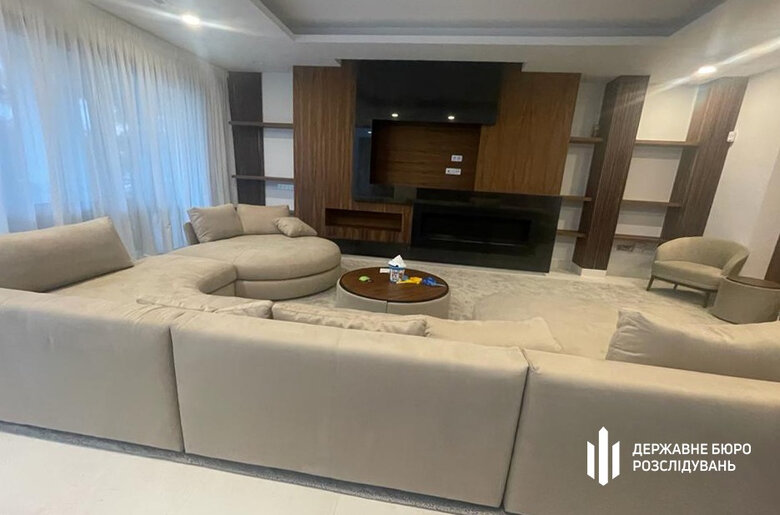 На іспанській віллі ексвійськкома Борисова ДБР провело обшуки. Майно заарештували 10