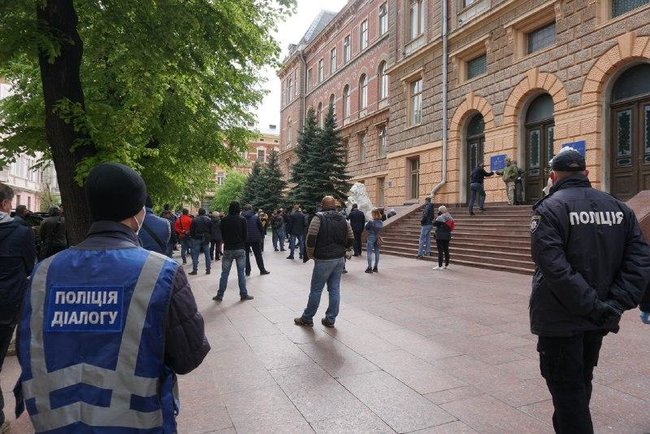 В Черновцах предприниматели пикетируют ОГА с требованием открыть рынки 02