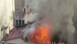 На Саксаганського в Києві горить будинок: з-під даху виривається полум