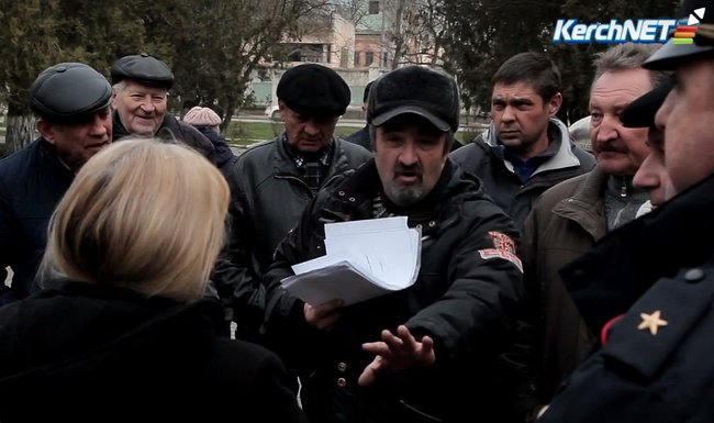 Російські окупанти розігнали збори гаражного кооперативу в Керчі 01