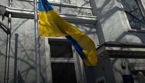 Приспущен государственный флаг
