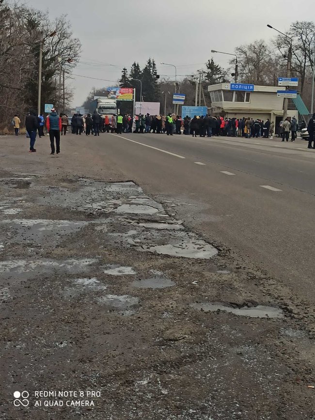 Жителі Харківщини знову перекрили трасу, вимагаючи зниження тарифів на комуналку 03