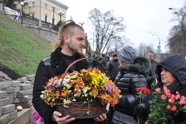 Поминальный молебен прошел на аллее Героев Небесной Сотни в Киеве 29