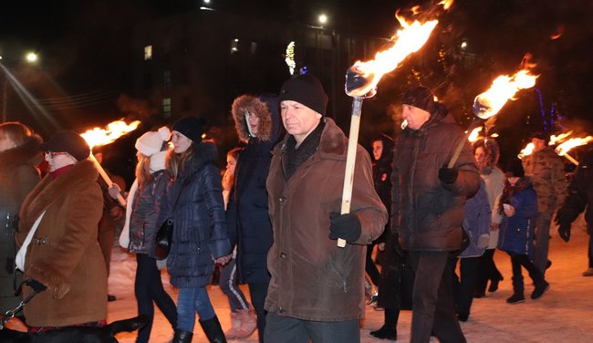 Смолоскипна хода памяті героїв Крут відбулася в Словянську 02