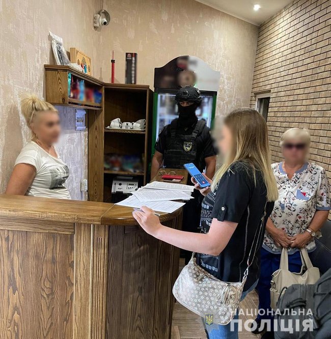 Поліцейські затримали в Миколаєві групу сутенерів, які працювали в одному з місцевих готелів 02 Поліцейські затримали в Миколаєві групу сутенерів, які працювали в одному з місцевих готелів 02