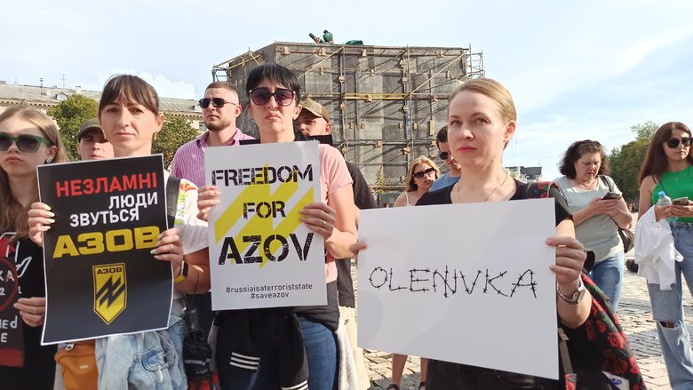 Акция Оленовка - новый Освенцим, организованная родственниками пленных защитников Азовстали, прошла в центре Киева 18