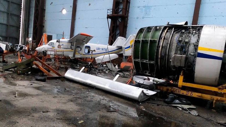 Ангар із зруйнованою Мрією у звільненому Гостомелі 03