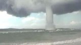 Побережьем Австралии прогулялся водяной смерч. ВИДЕО