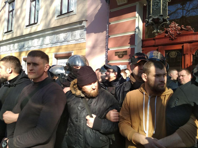 В Одесі під будівлею, де відбуваються збори ОПЗЖ, сталися сутички: під час бійки розпилили сльозогінний газ 01