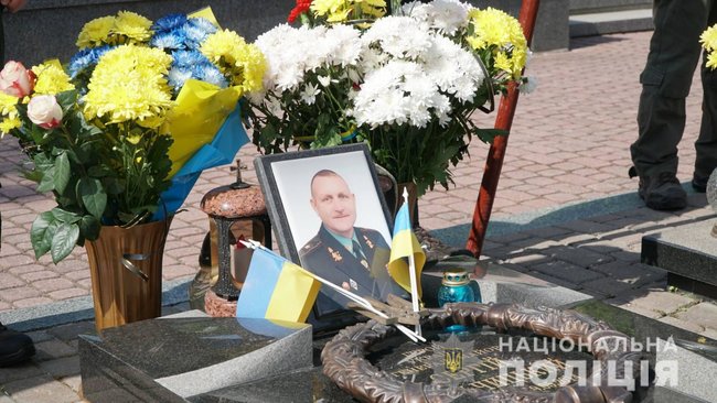 Поліцейські вшанували память Героїв України Кульчицького та Соколенка на Личаківському кладовищі у Львові, - Нацполіція 01
