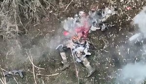 После удара украинского дрона от оккупанта остались только ноги и автомат. ВИДЕО