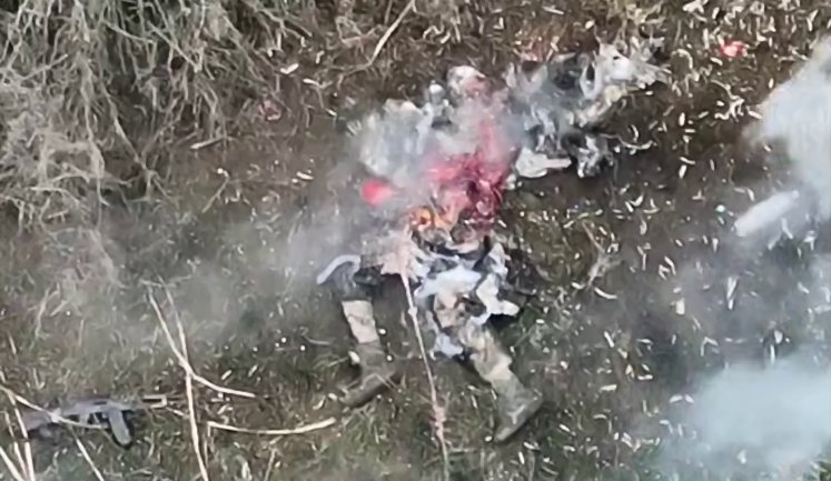 После удара украинского дрона от оккупанта остались только ноги и автомат. ВИДЕО