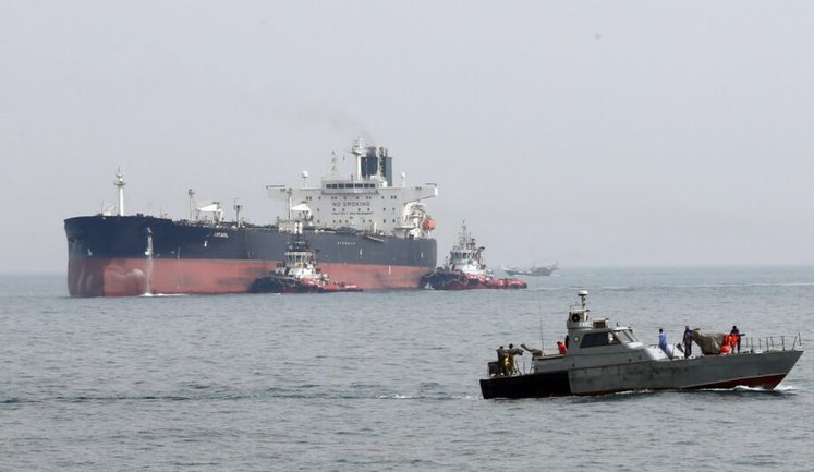 Иран закрыл Ормузский пролив и пригрозил "поджигать" суда, которые попытаются пройти, - СМИ