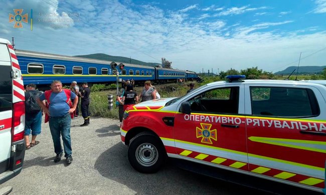 Поїзд зіткнувся з вантажівкою на Закарпатті: пятеро постраждалих 09
