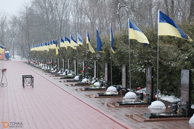 Із загиблим на Донбасі воїном 10-ї ОГШБр Кирилом Биковським попрощалися в Кропивницькому 01