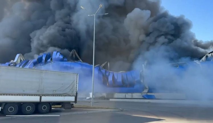 Ворог ударив по логістичному центру "Епіцентру" на Київщині: вирує масштабна пожежа (оновлено). ФОТОрепортаж