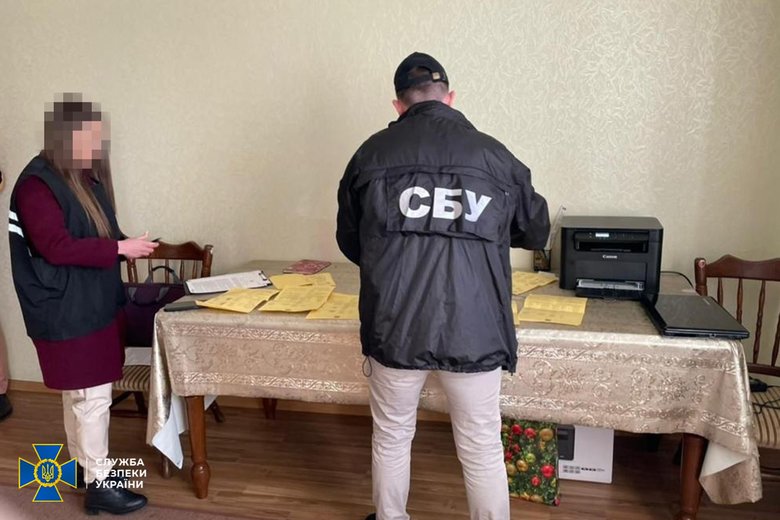СБУ викрила три маштабні мережі COVID-аферистів у Києві, Львові та Рівному. Ділки обслужили понад 10 тис. осіб 01