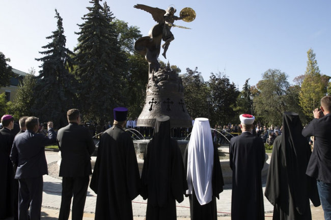 Кличко відкрив новий фонтан зі скульптурою Архангела Михаїла в парку Володимирська гірка 03