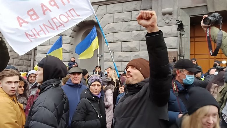 В Києві протестували антивакцинатори: QR-коди на плакатах ведуть на сайт Єдиної Росії 51