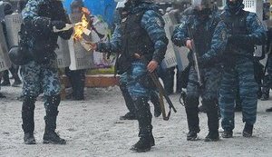Опубликованы кадры подтверждающие применение "Беркутом" "коктейлей Молотова", петард и оружия: "Кожаре и МВД посвящается". ФОТОрепортаж