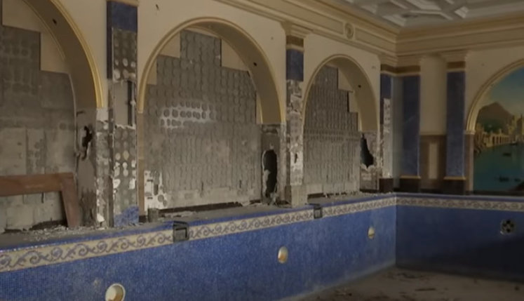 Воріт і левів немає, від сходів залишився скелет: будинок втікача Пшонки ще більше занепав. ВIДЕО