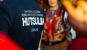 Группа молодых людей напала на артистов ансамбля "Гуцулия" во Львовской области: им объявили подозрения. ФОТО