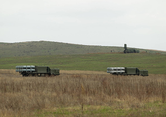 Российские военные на учениях в оккупированном Крыму отрабатывают развертывание ракетных комплексов и обнаружение условных надводных целей 01