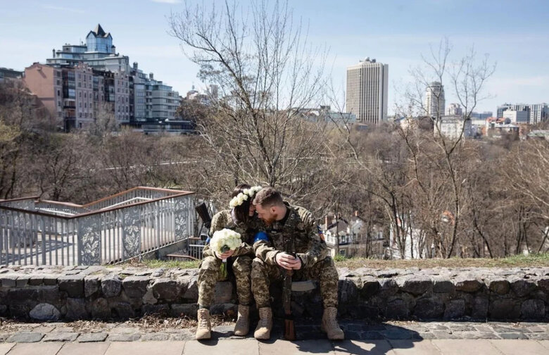 Загинув український захисник В’ячеслав Хохлюк, кадри з весілля якого облетіли весь світ 03
