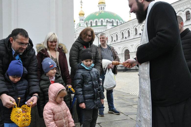 В Успенському соборі Києво-Печерської лаври освятили великодні паски 06