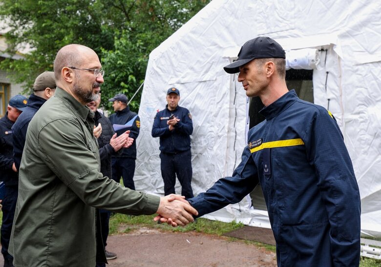 Шмигаль нагородив саперів, які займаються розмінуванням Чернігівщини 02