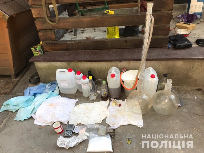 Чоловік облаштував у будинку в Глевасі лабораторію з виготовлення психотропних речовин, - поліція 01
