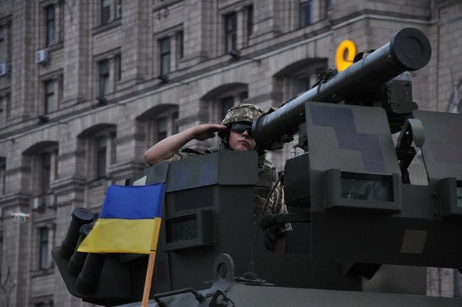 Від Точки-У до Джавелінів: вражаючі кадри 250 одиниць бойової техніки на Хрещатику 25