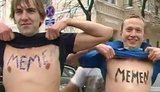 У Femen появились мужчины-конкуренты, их оружие - тоже голая грудь. ВИДЕО.