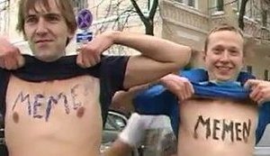 У Femen появились мужчины-конкуренты, их оружие - тоже голая грудь. ВИДЕО.