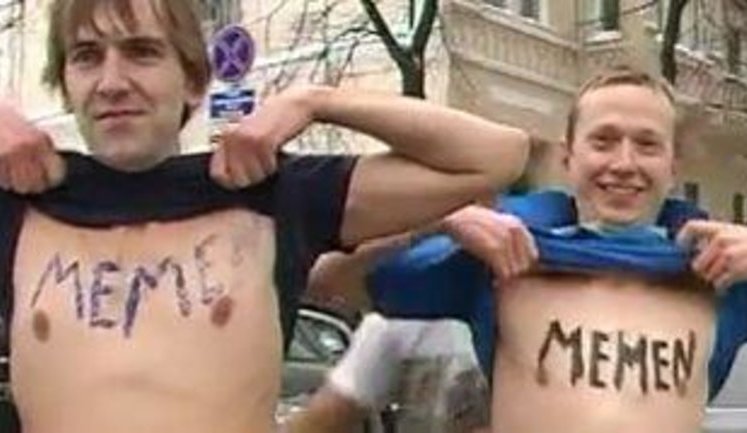 У Femen появились мужчины-конкуренты, их оружие - тоже голая грудь. ВИДЕО.