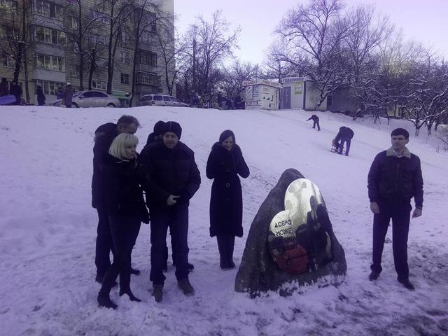 памятник волонтер