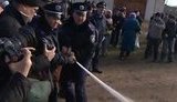 В Крыму митинг разгоняли водой. Вместо пожарных "тушить" взялась милиция - целились в журналистов. ВИДЕО