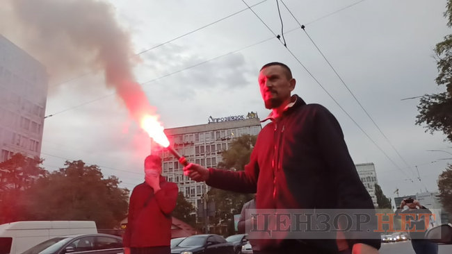 Учасники акції на підтримку Антоненка намагалися перешкодити виїхати машині із заарештованим з подвір’я суду 19 Учасники акції на підтримку Антоненка намагалися перешкодити виїхати машині із заарештованим з подвір’я суду 19