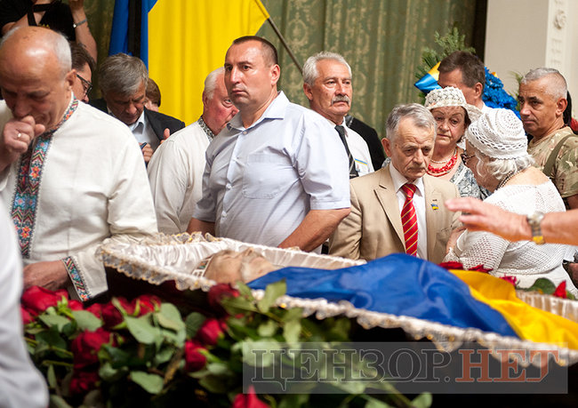 С Героем Украины Левком Лукьяненко прощаются в Киеве 08