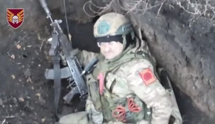 Ликвидированный российский захватчик горит в окопе в Донецкой области. ВИДЕО