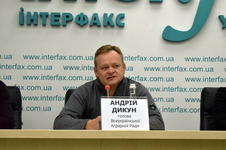 Аграрії очікують змістовної відповіді президента на петицію щодо відтермінування збільшення лімітів на купівлю землі в 100 разів 01