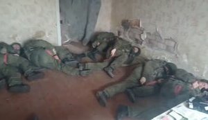 Dozen occupiers lying on floor and learning how to apply Esmarch tourniquet. VIDEO